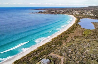 Baileys Beach House - A stunning modern house only stones throw from the beach