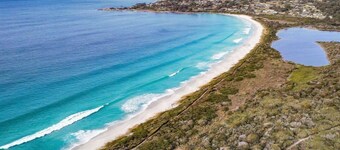 Baileys Beach House - A stunning modern house only stones throw from the beach