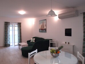 Télévision, cheminée