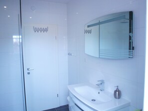 Sèche-cheveux, serviettes fournies