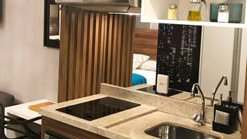 Geladeira, micro-ondas, fogão, cooktop