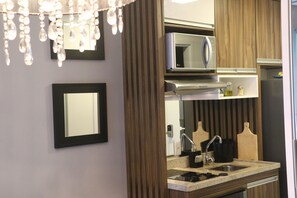 Geladeira, micro-ondas, fogão, cooktop