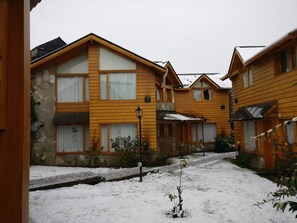 Exterior - Cabin Cuatro Estaciones with mountain views (San Martin de los Andes)
