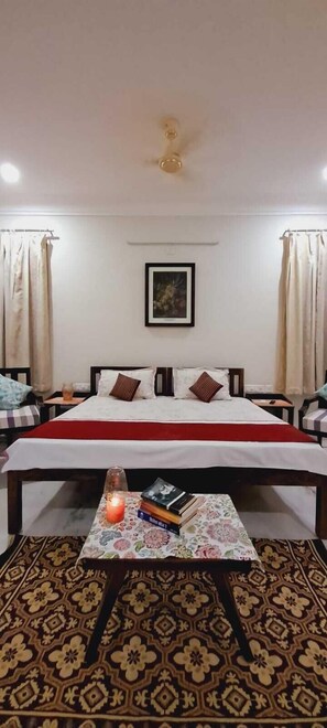 3 bedrooms, free WiFi, bed sheets - Colonels Home stay - A home away from home. Set in a scenic natural environment. (Sector 14)