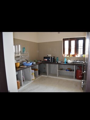 Fridge, oven, stovetop, electric kettle