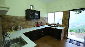 Refrigerador, horno, parrilla de estufa y cafetera y tetera