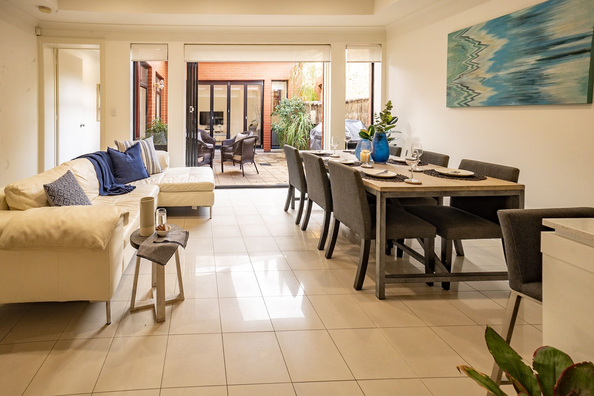 "THE TERRACE"- close to restaurants / shops & city.