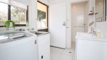 Suihku, hiustenkuivaaja