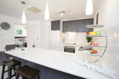 Newly renovated 2 x Queen Bedrooms, weekly service, central location, free wifi