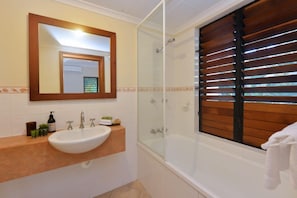 Douche, séchoir à cheveux, serviettes fournies