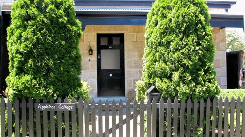  Luxury 1870's sandstone cottage, 2 bedrooms, 5 star  kitchen & bathroom, garden