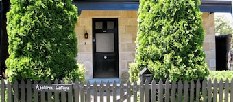  Luxury 1870's sandstone cottage, 2 bedrooms, 5 star  kitchen & bathroom, garden