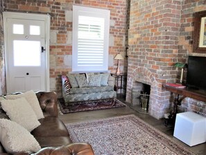 Smart TV, fireplace, books, stereo -  Luxury 1870's sandstone cottage, 2 bedrooms, 5 star  kitchen & bathroom, garden (Mittagong)