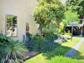 Property grounds -  Luxury 1870's sandstone cottage, 2 bedrooms, 5 star  kitchen & bathroom, garden (Mittagong)