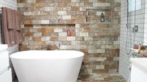 Baignoire, sèche-cheveux, serviettes fournies, savon