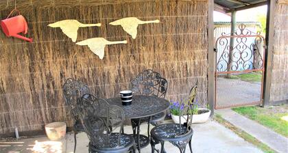 Luxury 1870's sandstone cottage, 2 bedrooms, 5 star kitchen & bathroom, garden