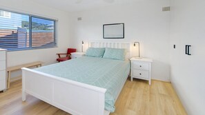 2 bedrooms, iron/ironing board, Internet - Avoca Beachfront Unit - South Strand 1 (Avoca Beach)