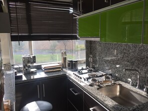 Frigorifero, microonde, forno, piano cottura