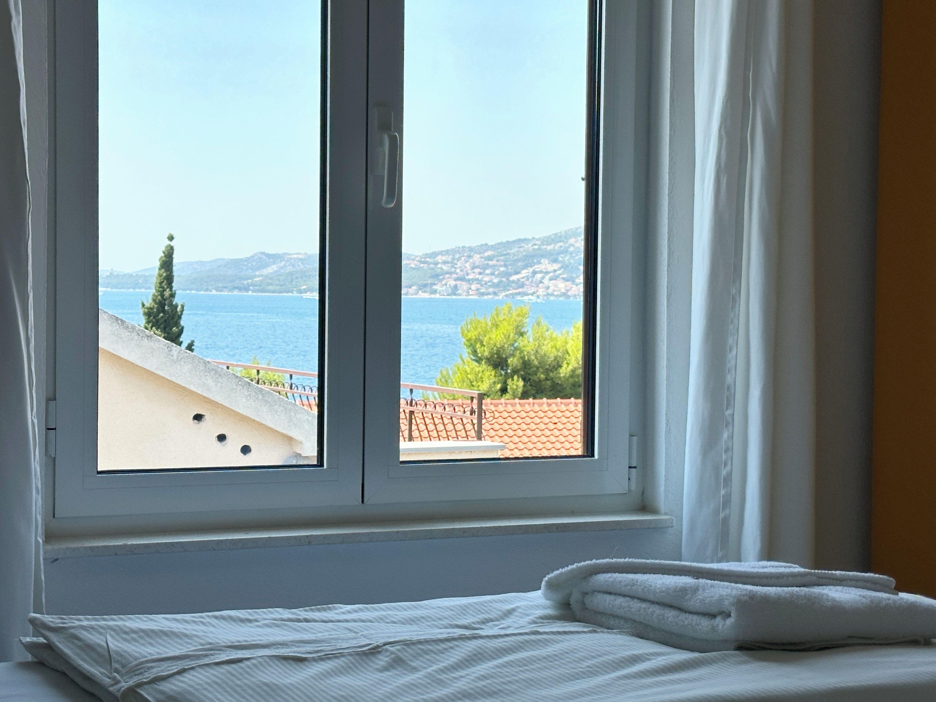 2 chambres, coffres-forts dans les chambres, bureau