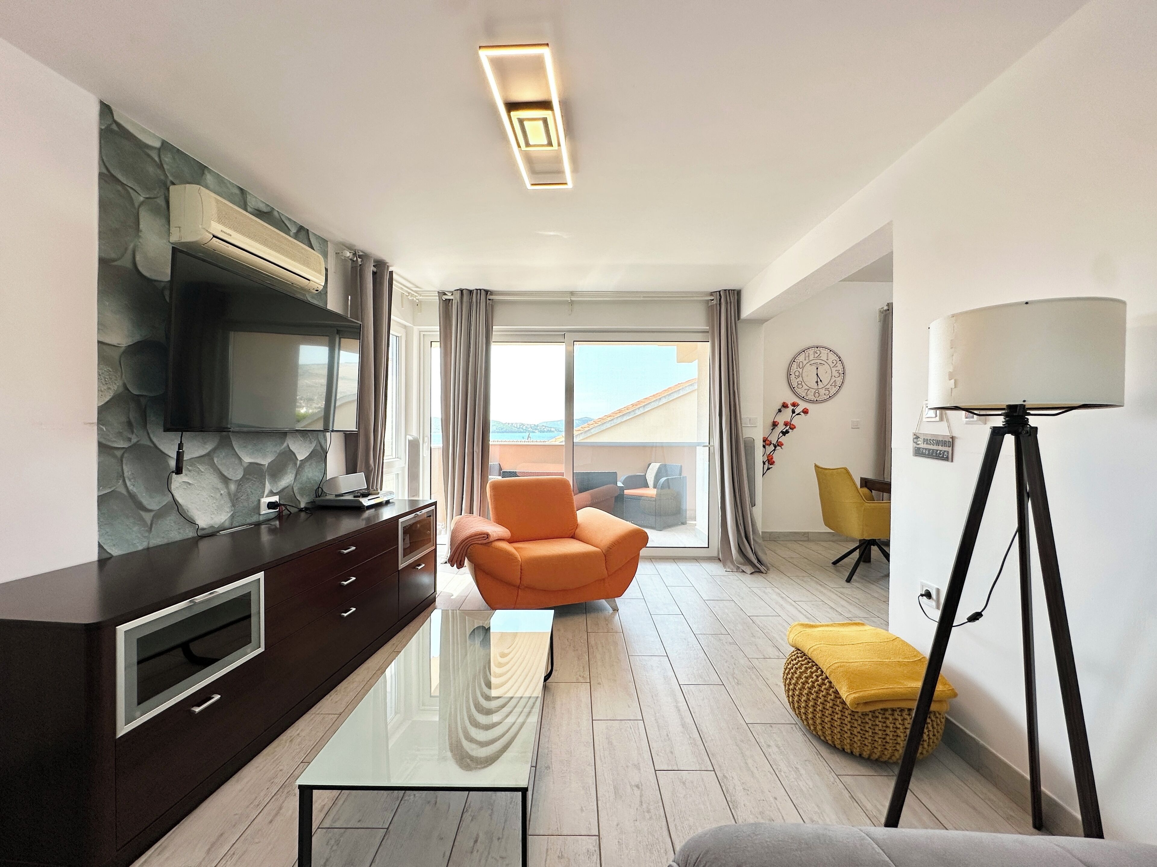 Smart TV, reproductor de DVD, tenis de mesa y libros 