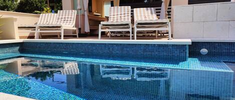 Alberca al aire libre y alberca climatizada