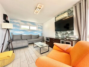 Smart TV, DVD player, ping pong, books - Villa A penthouse - Heated pool (Okrug Gornji)