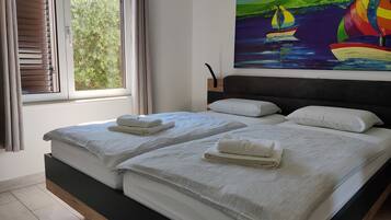 2 chambres, coffres-forts dans les chambres, bureau