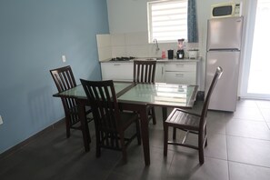 Kühlschrank, Mikrowelle, Herdplatte, Esstisch