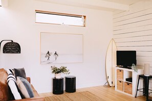 Televisión, chimenea, videojuegos, reproductor de DVD