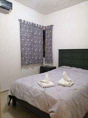 4 bedrooms, iron/ironing board, WiFi - PRIVATE HOUSE WITH POOL, A/C ROOMS, GREAT LOCATION, FAMILIAR, PEACEFUL. (Cancún)