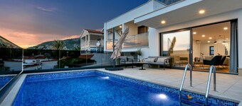 Villa Mendula-Luxurious New Villa with Pool and Sea View