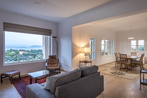 Smart TV, fireplace, books, music library - Luxury Estate Villa + 2 Flats + tennis court + pool/sauna/superb beaches (Aghios Emilianos)