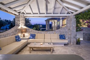 Terrace/patio - Luxury Estate Villa + 2 Flats + tennis court + pool/sauna/superb beaches (Aghios Emilianos)