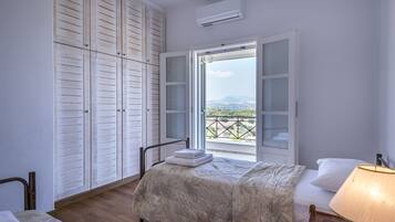 5 bedrooms, desk, iron/ironing board, WiFi