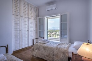 5 bedrooms, desk, iron/ironing board, WiFi - Luxury Estate Villa + 2 Flats + tennis court + pool/sauna/superb beaches (Aghios Emilianos)