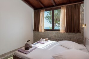 5 bedrooms, desk, iron/ironing board, Internet