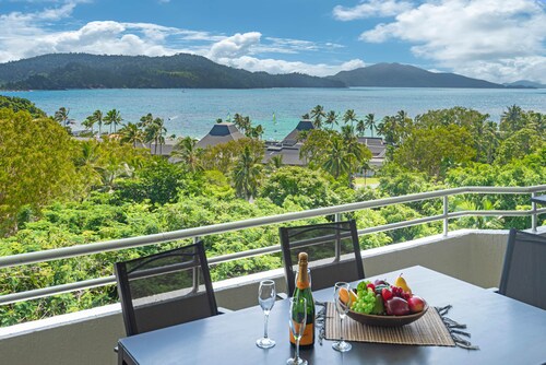 Poinciana Lodge 208, Seaview Apartment on Hamilton Island