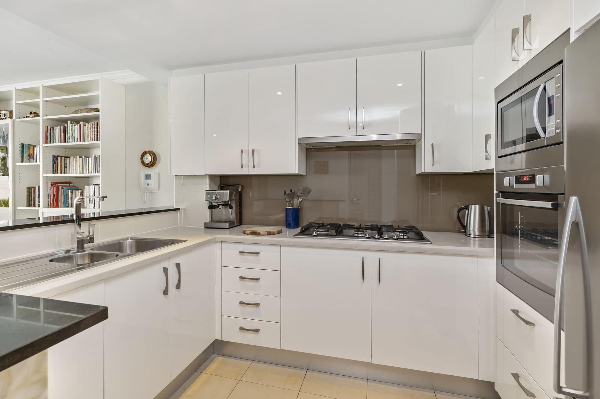 Kylskåp, mikrovågsugn, ugn och spishäll