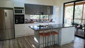 Refrigerador, microondas, horno, placa de cocina