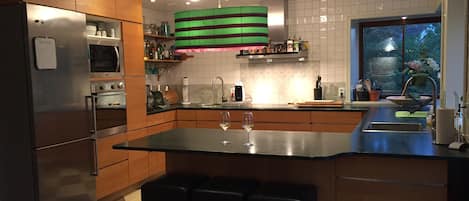 冷蔵庫、電子レンジ、オーブン、コンロ