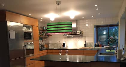 Wundervolles familienfreundliches Holzhaus an einem See in der Stockholmer Landschaft