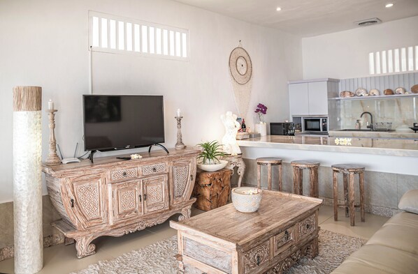 Smart TV, DVD player - Infinity Pool Oceanfront Luxe Villa Cowrie (Bali)