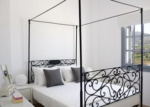 2 bedrooms, in-room safe, desk, iron/ironing board