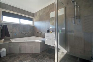 Shower, jetted tub, hair dryer, towels - Elm Cottage Tumut -  YellowBox a 4 bedroom Accessible Cottage with river views (Tumut)