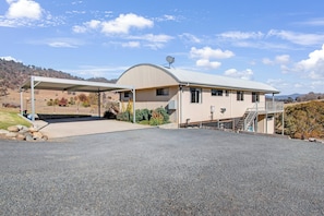Exterior - Elm Cottage Tumut -  YellowBox a 4 bedroom Accessible Cottage with river views (Tumut)