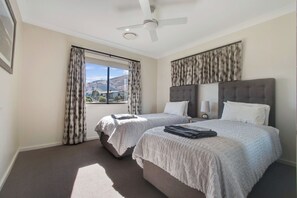 4 bedrooms, iron/ironing board, travel crib, free WiFi - YellowBox Accessible Cottage Tumut (Tumut)