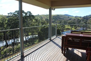 Outdoor dining - YellowBox Accessible Cottage Tumut (Tumut)