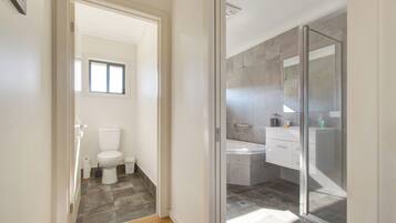 Shower, jetted bath, hair dryer, towels