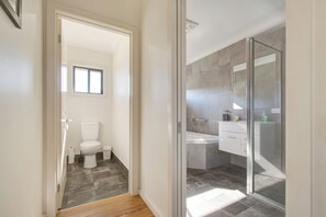 Ducha, bañera de hidromasaje, secador de pelo, toallas