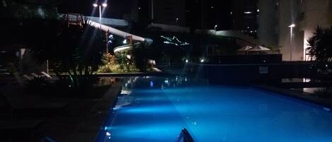 حمّام سباحة خارجي